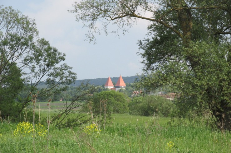 Messziről virít a lessesi (Schönberg, Dealu Frumos) erődtemplom teteje