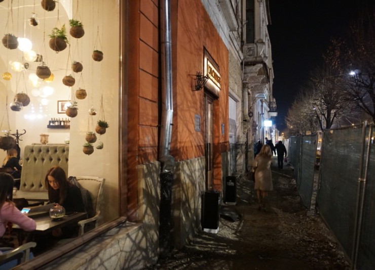 A L'Alchimiste a Főtér nyugati oldalán áll, melyet épp most alakítanak gyalogosövezetté, így akár terasszal is bővülhet hamarosan az étterem