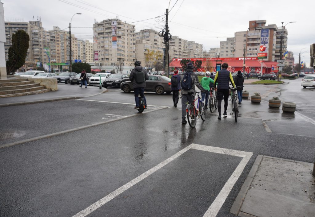 Itt véget ér a bicikliút. Aki szabályosan akar közlekedni, az le kell szálljon a bicikliről