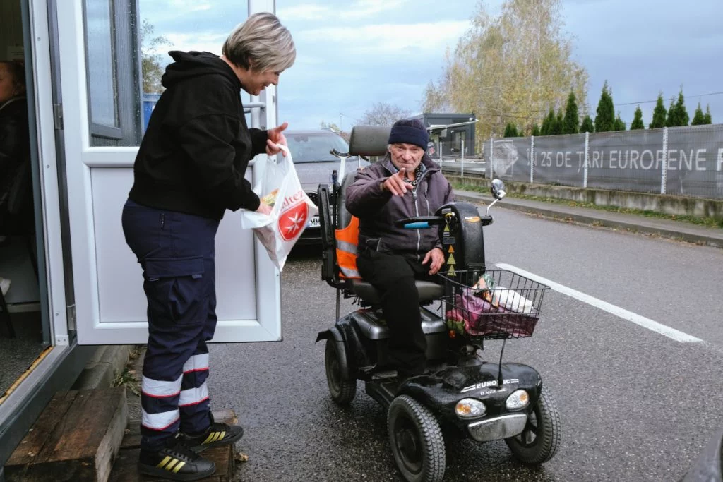 Máltai Szeretszolgálat Nő Segít a Mozgássérült Férfinak